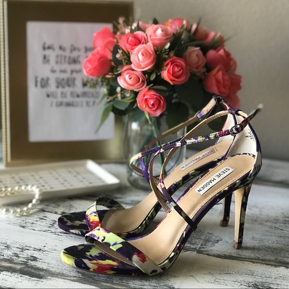 Steve Madden Shoes - ❤️HP❤️Steve Madden strappy heels sz 10